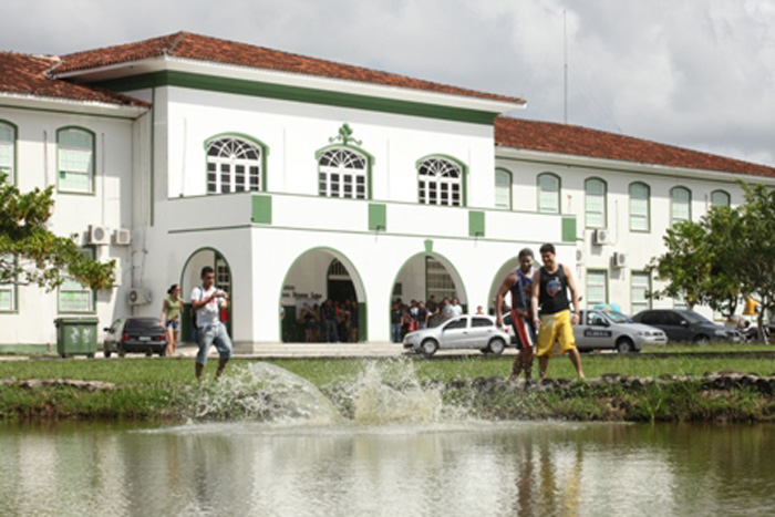 
        
            Calouros comemoram aprovação no vestibular da Ufra
        
    