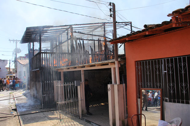 
        
            Incêndio destruiu cinco casas na Sacramenta
        
    