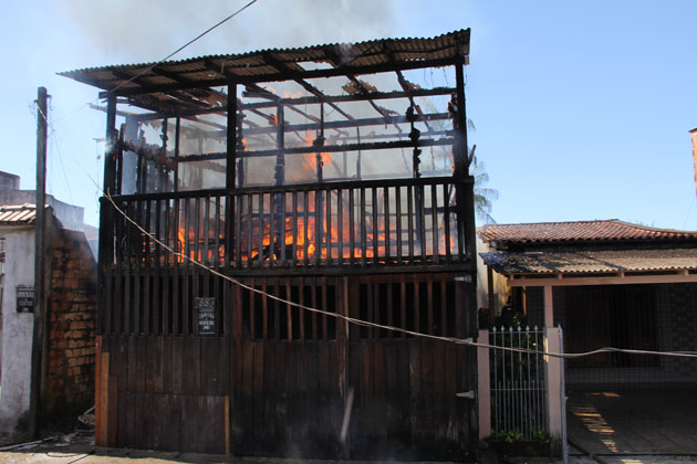 
        
            Incêndio destruiu cinco casas na Sacramenta
        
    