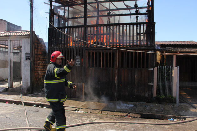 
        
            Incêndio destruiu cinco casas na Sacramenta
        
    