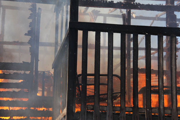 
        
            Incêndio destruiu cinco casas na Sacramenta
        
    