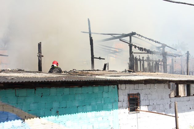 
        
            Incêndio destruiu cinco casas na Sacramenta
        
    