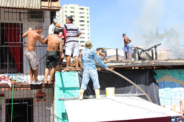 
        
            Incêndio destruiu cinco casas na Sacramenta
        
    
