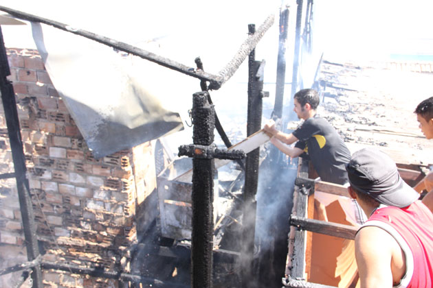 
        
            Incêndio destruiu cinco casas na Sacramenta
        
    