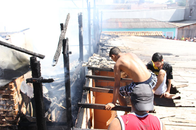 
        
            Incêndio destruiu cinco casas na Sacramenta
        
    