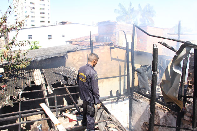 
        
            Incêndio destruiu cinco casas na Sacramenta
        
    