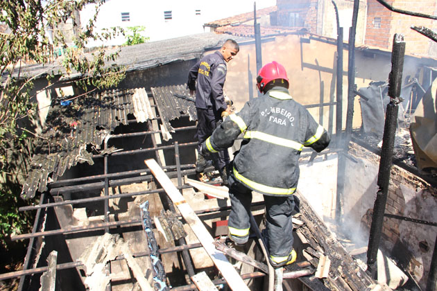 
        
            Incêndio destruiu cinco casas na Sacramenta
        
    