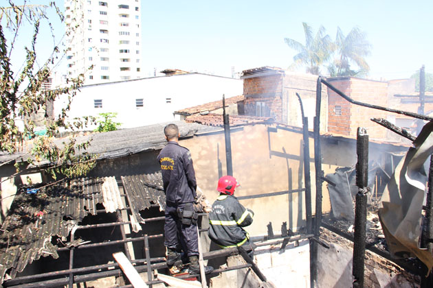 
        
            Incêndio destruiu cinco casas na Sacramenta
        
    