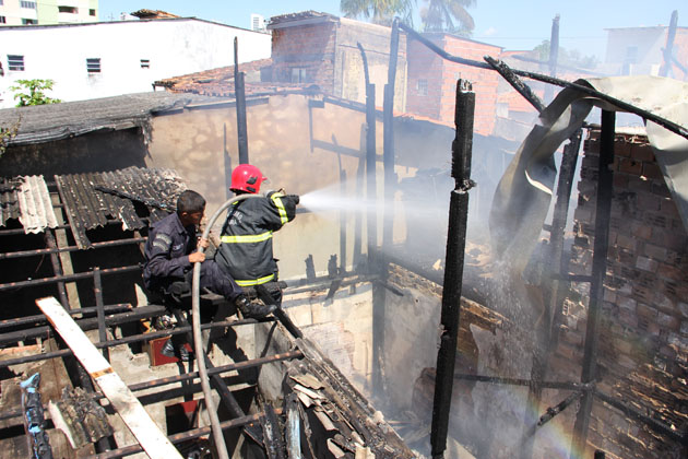 
        
            Incêndio destruiu cinco casas na Sacramenta
        
    