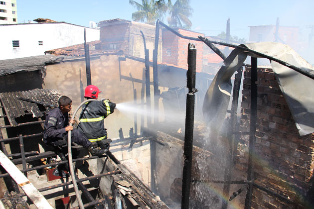 
        
            Incêndio destruiu cinco casas na Sacramenta
        
    
