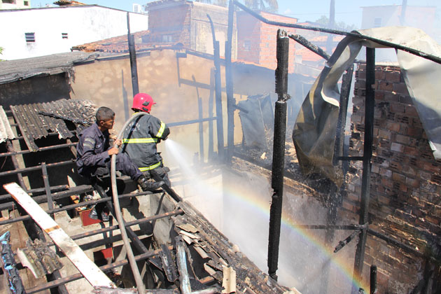 
        
            Incêndio destruiu cinco casas na Sacramenta
        
    