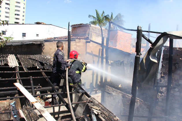 
        
            Incêndio destruiu cinco casas na Sacramenta
        
    