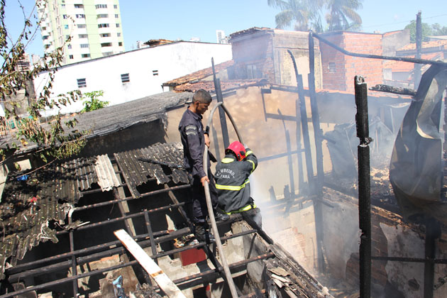 
        
            Incêndio destruiu cinco casas na Sacramenta
        
    