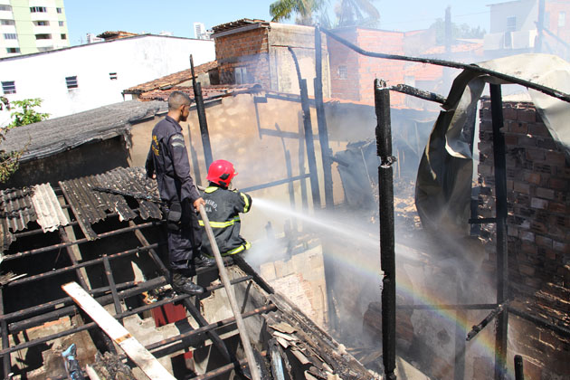 
        
            Incêndio destruiu cinco casas na Sacramenta
        
    