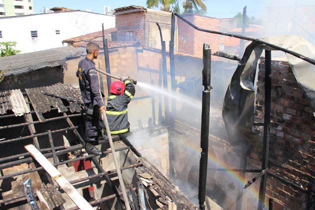 
        
            Incêndio destruiu cinco casas na Sacramenta
        
    