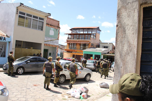 
        
            Mulher é baleada em assalto no Telégrafo
        
    