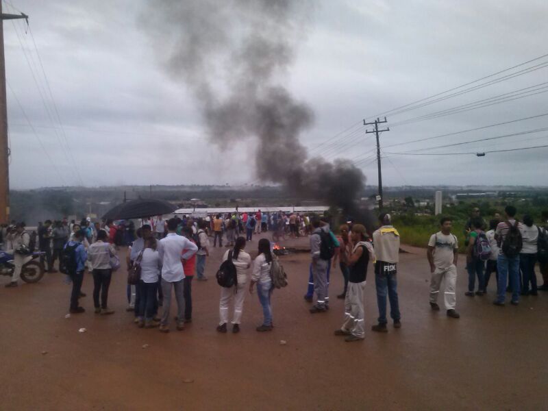 
        
            Desabrigados por cheia de rio protestam
        
    