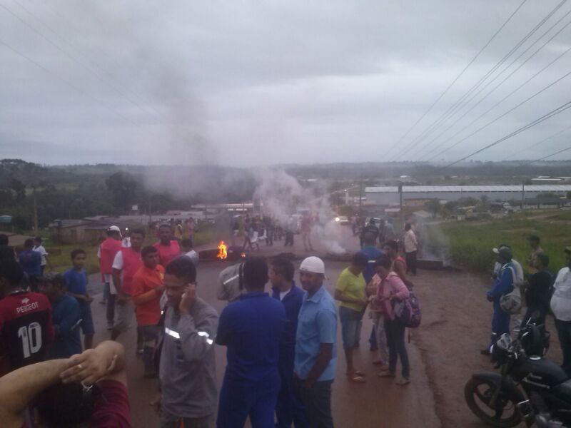 
        
            Desabrigados por cheia de rio protestam
        
    