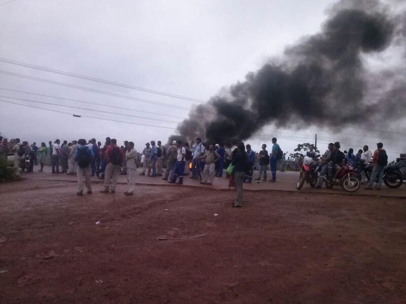 
        
            Desabrigados por cheia de rio protestam
        
    