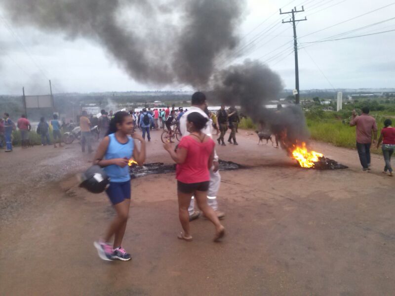 
        
            Desabrigados por cheia de rio protestam
        
    