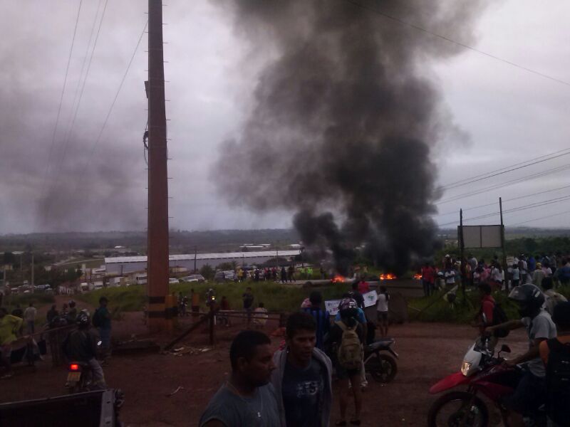 
        
            Desabrigados por cheia de rio protestam
        
    