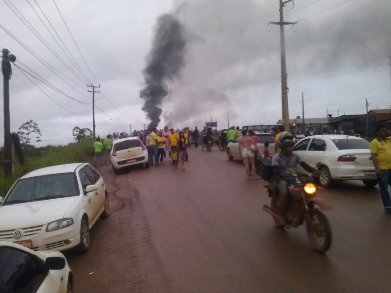 
        
            Desabrigados por cheia de rio protestam
        
    