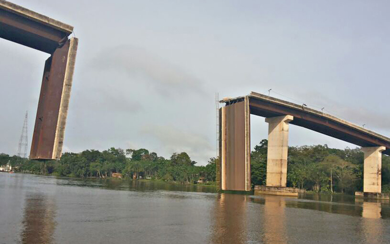 
        
            Balsa colide com pilar de ponte da Alça Viária
        
    