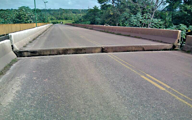 
        
            Balsa colide com pilar de ponte da Alça Viária
        
    