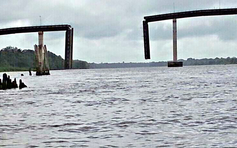 
        
            Balsa colide com pilar de ponte da Alça Viária
        
    
