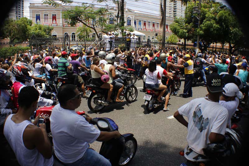
        
            Centenas de fiéis acompanharam a Moto Romaria
        
    