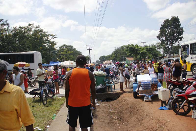 
        
            Familiares e amigos relembram entes queridos
        
    