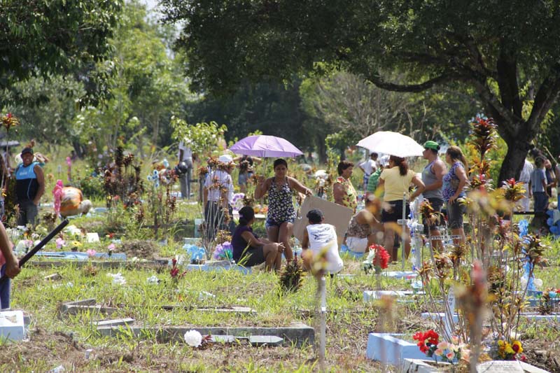 
        
            Familiares e amigos relembram entes queridos
        
    
