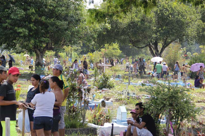 
        
            Familiares e amigos relembram entes queridos
        
    