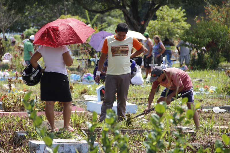 
        
            Familiares e amigos relembram entes queridos
        
    