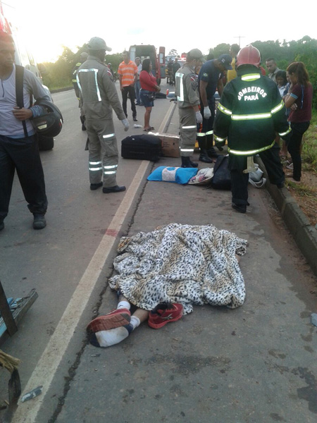 
        
            Acidente entre ônibus e caminhão deixa um morto
        
    