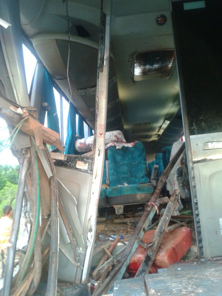 
        
            Acidente entre ônibus e caminhão deixa um morto
        
    