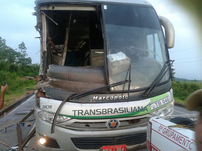 
        
            Acidente entre ônibus e caminhão deixa um morto
        
    