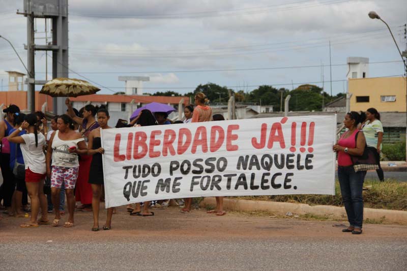 
        
            Esposas de detentos denunciam precariedade de presídios
        
    