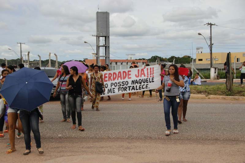 
        
            Esposas de detentos denunciam precariedade de presídios
        
    