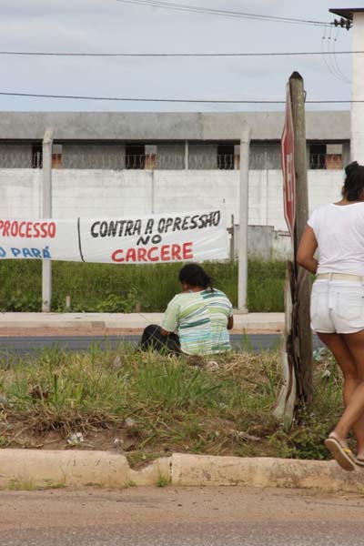 
        
            Esposas de detentos denunciam precariedade de presídios
        
    