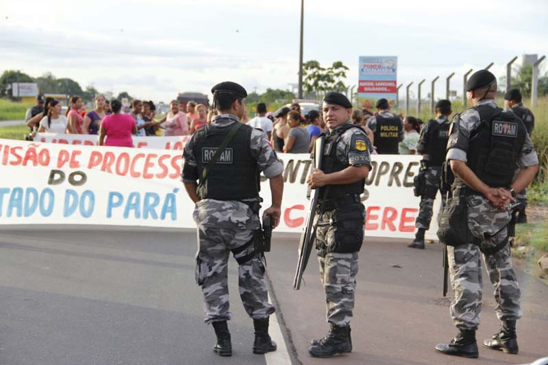 
        
            Esposas de detentos denunciam precariedade de presídios
        
    