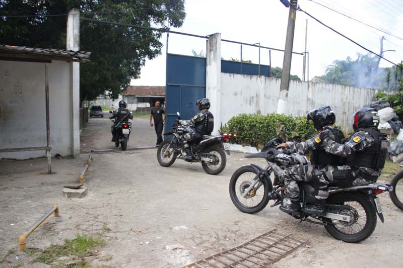 
        
            Detentas fazem motim e greve de fome no CRF 
        
    