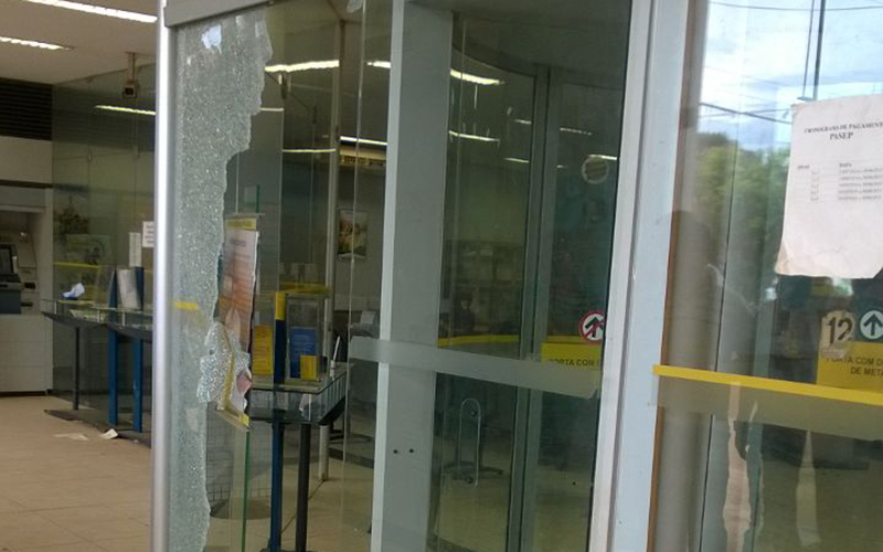 
        
            Bando assalta agência Banco do Brasil em São Félix do Xingu 
        
    