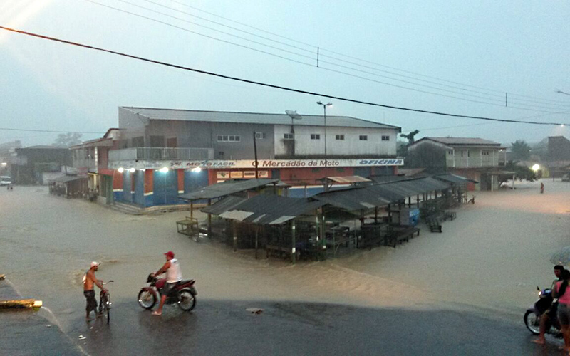 
        
            Forte chuva deixa rastro de destruição
        
    