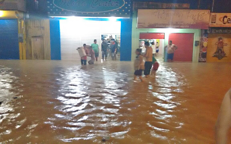 
        
            Forte chuva deixa rastro de destruição
        
    
