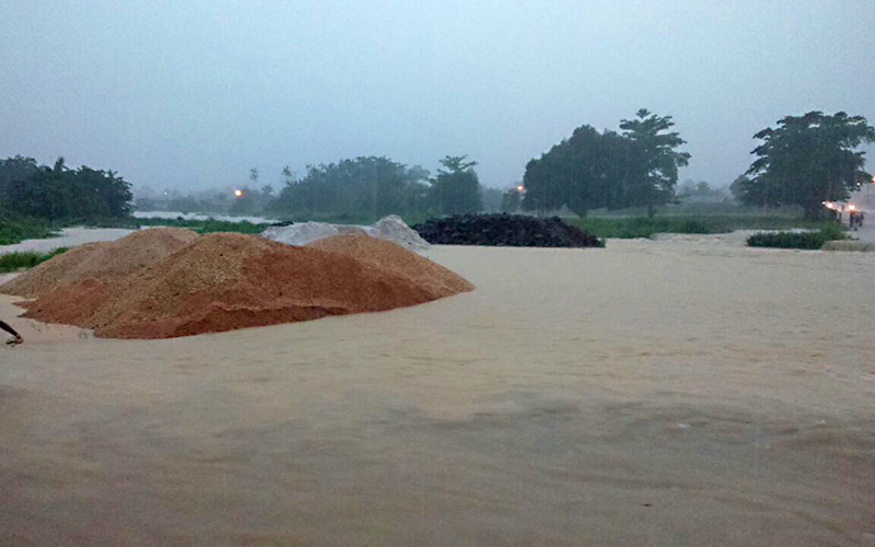 
        
            Forte chuva deixa rastro de destruição
        
    