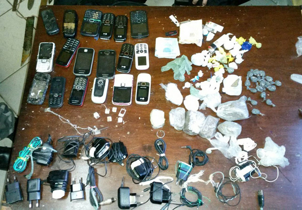 
        
            Polícia apreende celulares e drogas em presídio
        
    