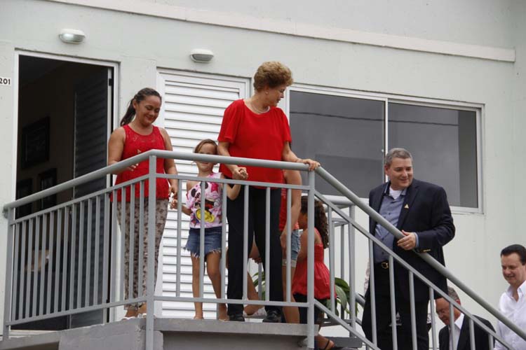 
        
            Dilma visita Capanema para entregar apartamentos do "Minha Casa, Minha Vida"
        
    
