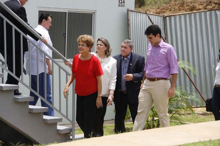 
        
            Dilma visita Capanema para entregar apartamentos do "Minha Casa, Minha Vida"
        
    