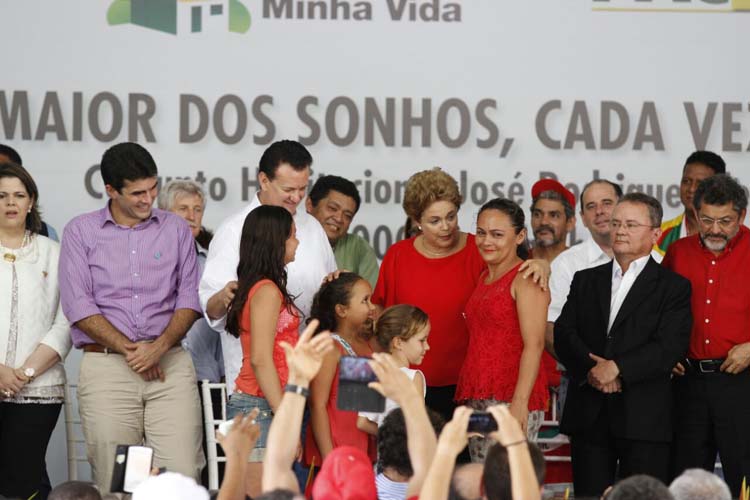 
        
            Dilma visita Capanema para entregar apartamentos do "Minha Casa, Minha Vida"
        
    